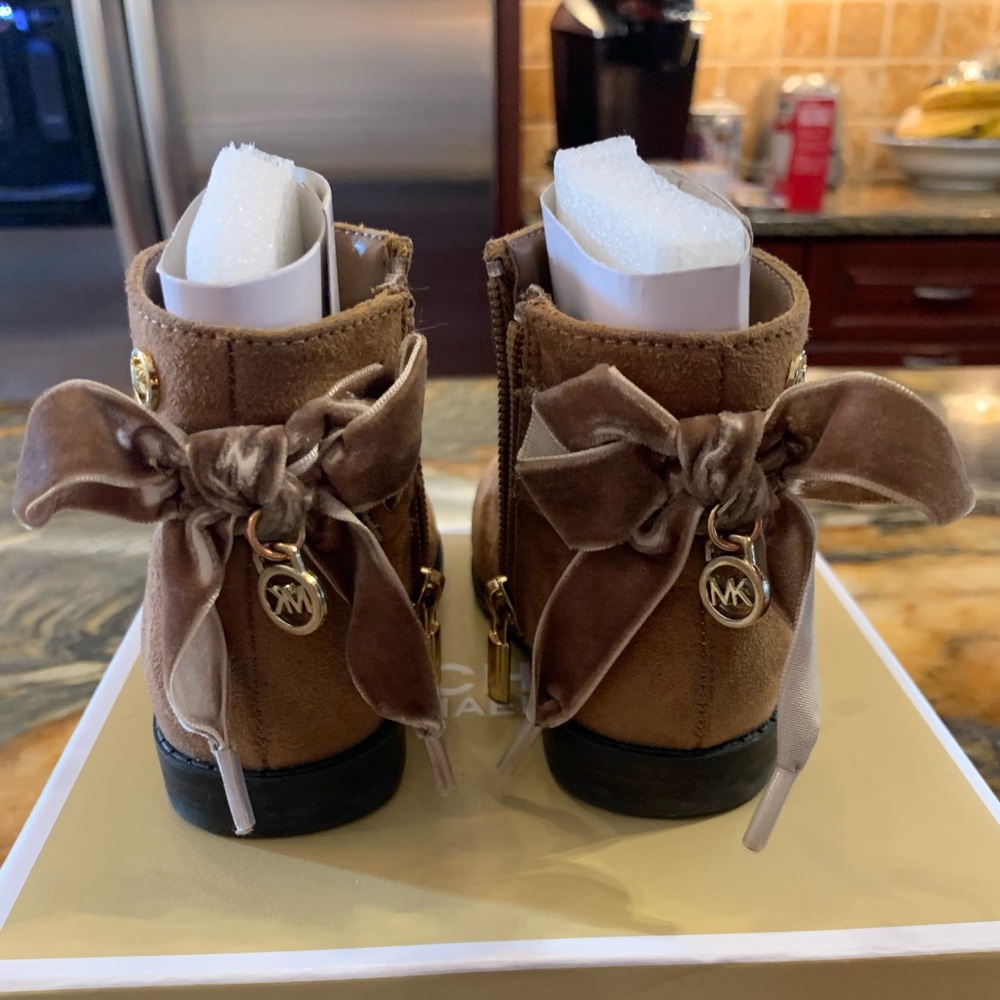 Toddler girls Michael Kors boots sz 6